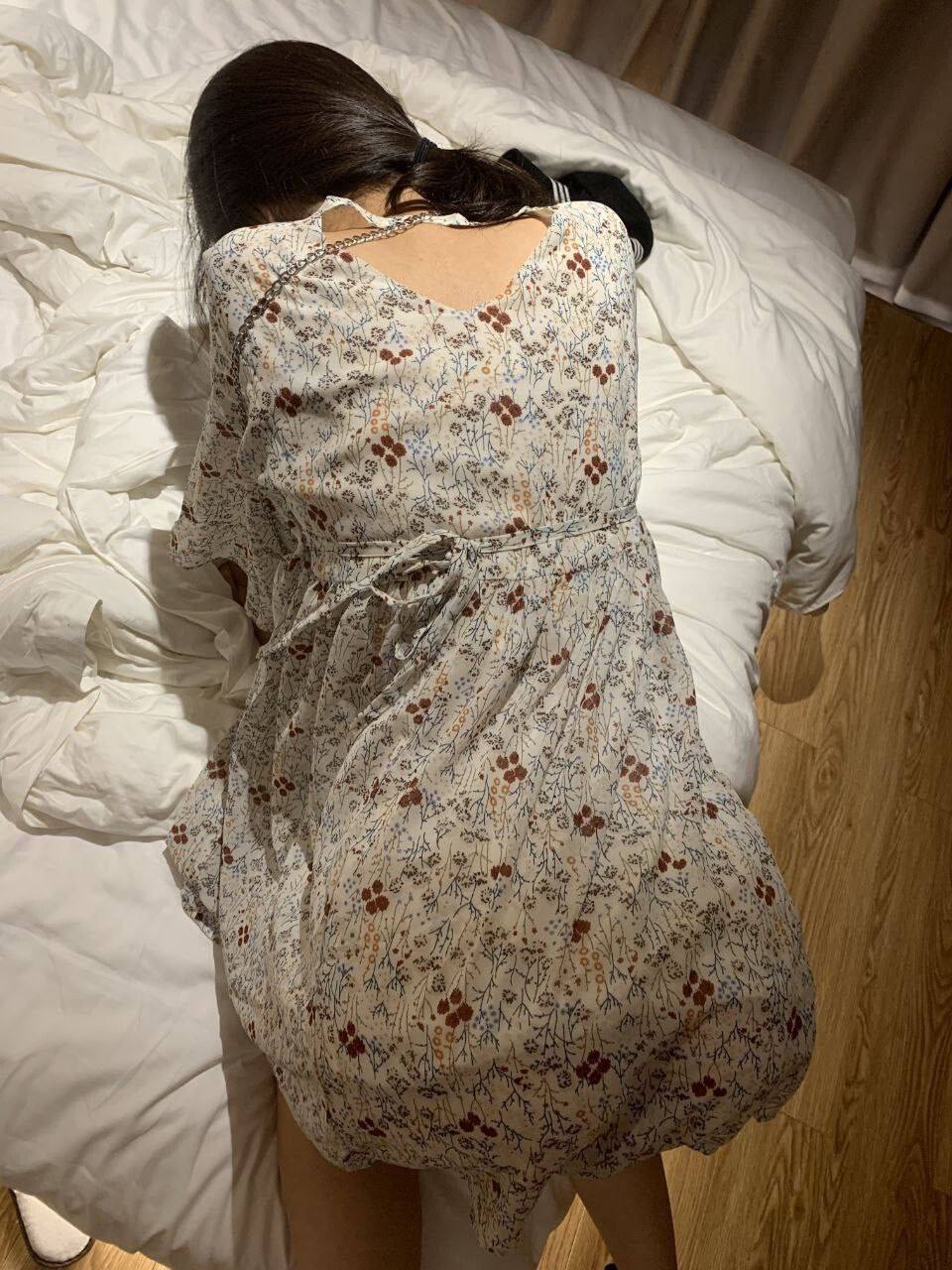 20岁大二学生妹与男友经常约会经常啪啪。学生妹很放得开！长的真是耐看型的，完美的身材马甲线嫩胸粉鲍