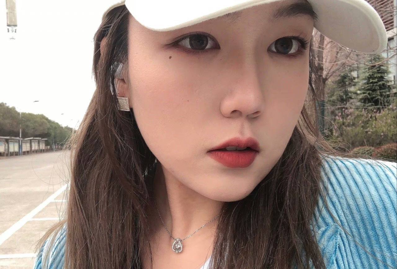 穿衣显瘦，脱衣有肉的大奶女友，前一秒还在跨步，后一秒就被插入肥逼，奶子还晃的厉害