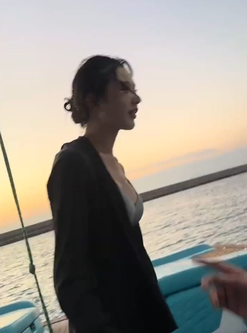 三亚炮艇富二代出海 两名顶级女神化身母狗