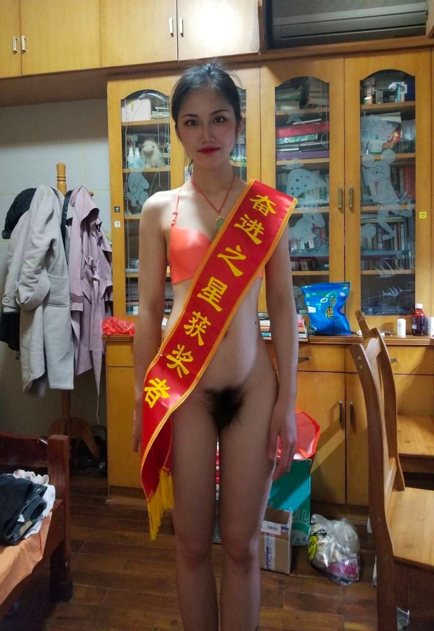 四川大学大四女学生蒋雯雯 人前是女神学霸 人后是主人的淫贱骚母狗 被主人爆操视频流出