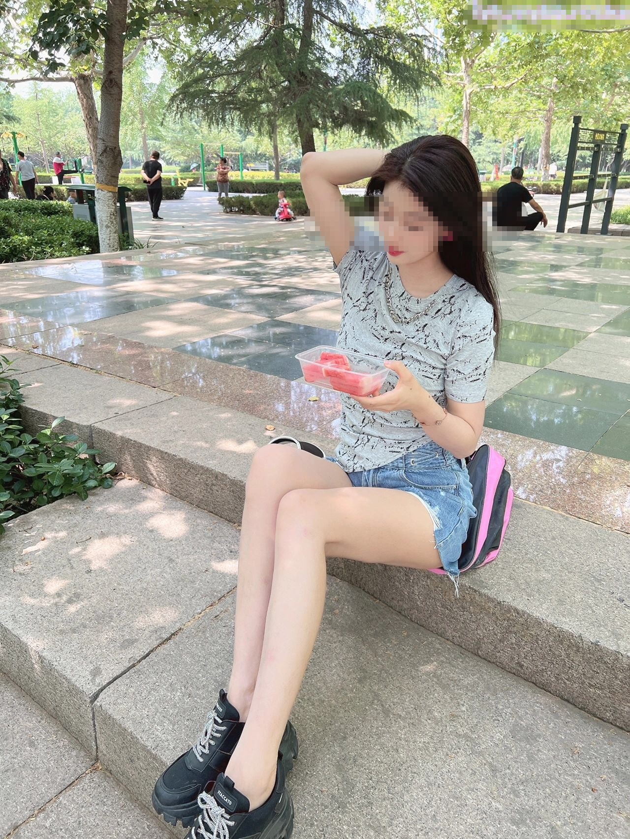 小骚货出轨让人内射，还要骚逼夹着精液回去让老公吃