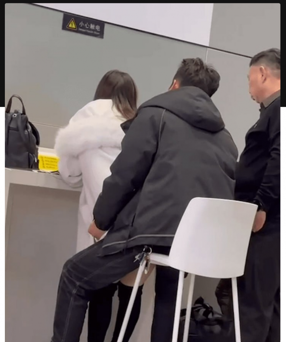 高铁站手机充电区 妹子用屁股勾引男朋友 男友不甘示弱 当众掏出大宝贝 公共场合开干