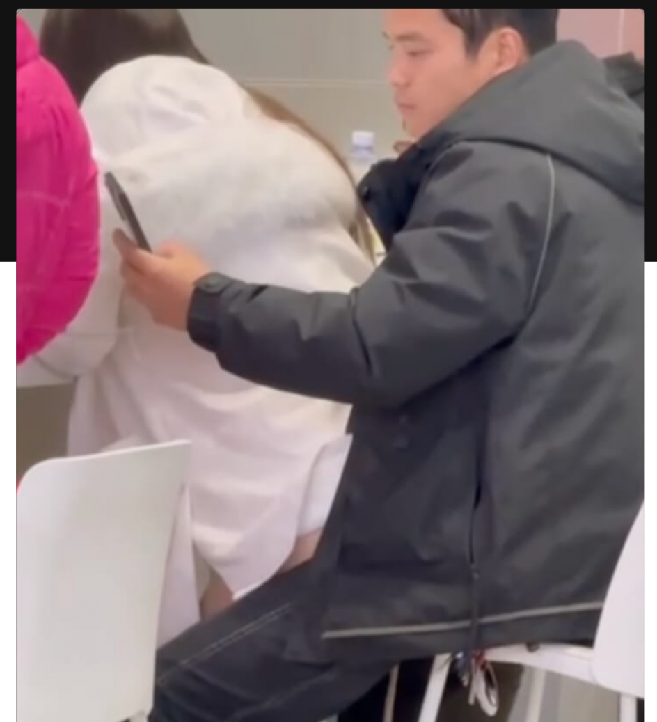 高铁站手机充电区 妹子用屁股勾引男朋友 男友不甘示弱 当众掏出大宝贝 公共场合开干