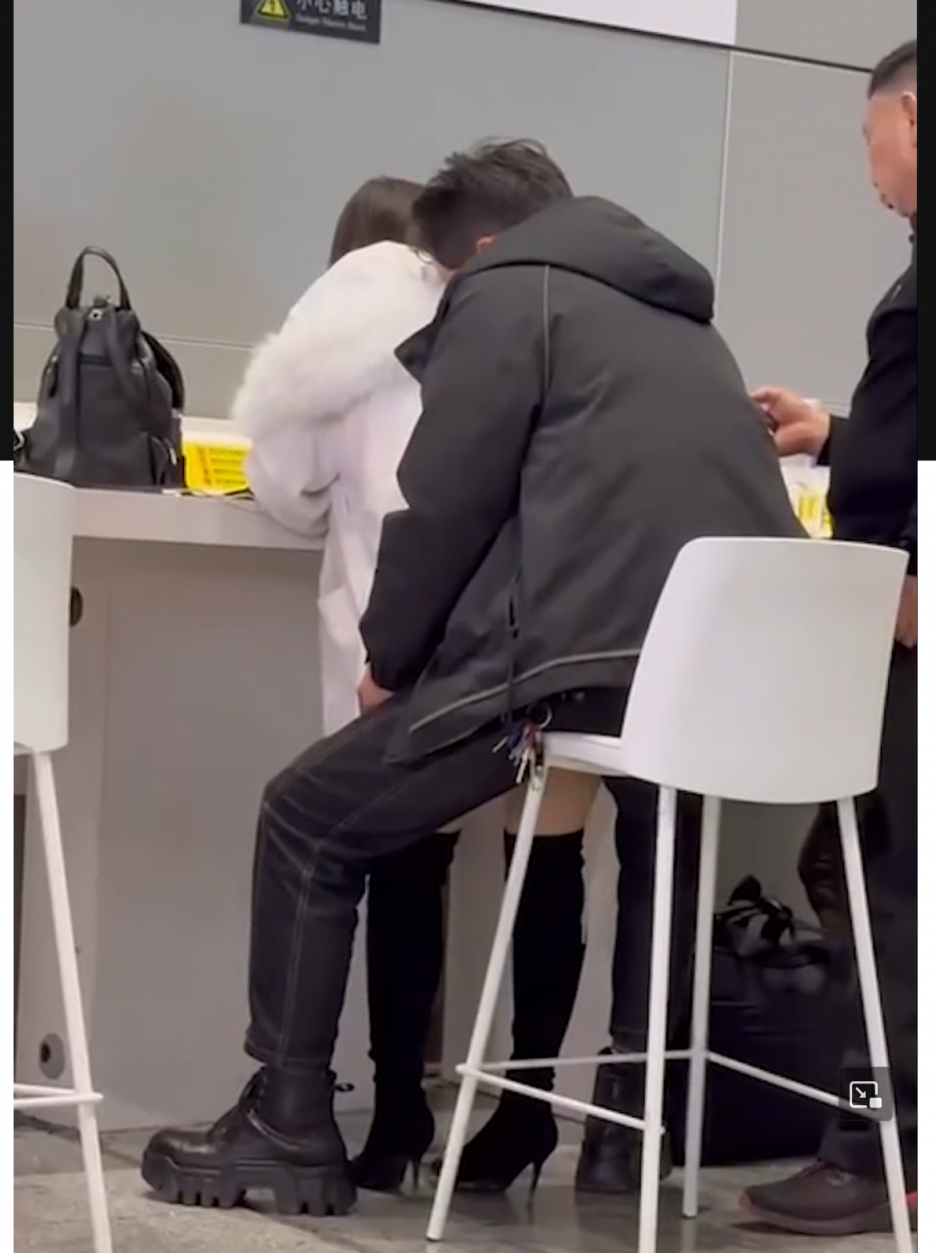 高铁站手机充电区 妹子用屁股勾引男朋友 男友不甘示弱 当众掏出大宝贝 公共场合开干