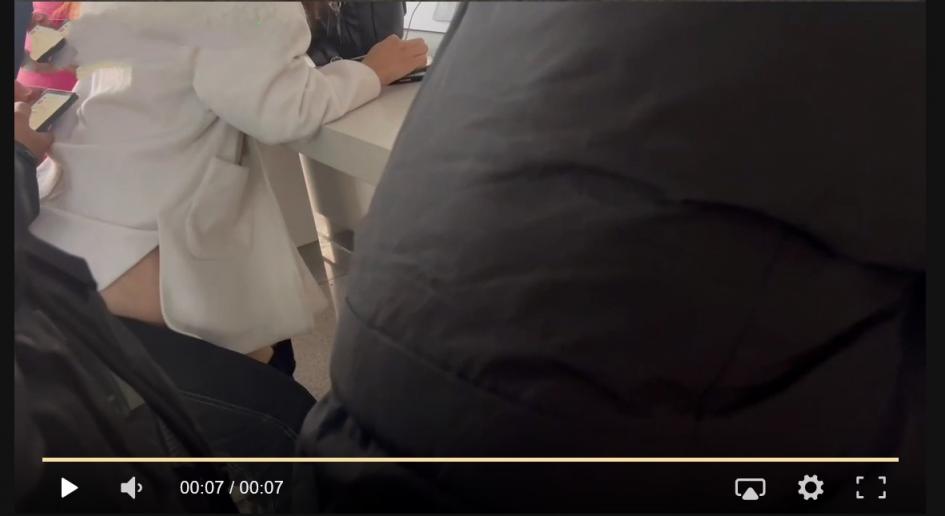 高铁站手机充电区 妹子用屁股勾引男朋友 男友不甘示弱 当众掏出大宝贝 公共场合开干