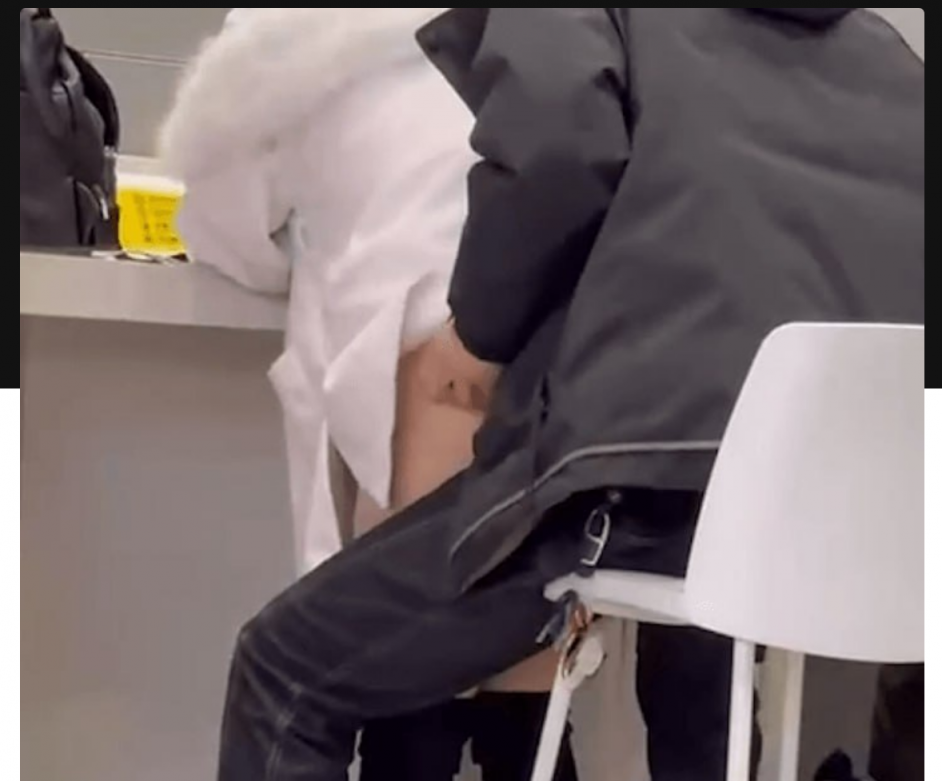 高铁站手机充电区 妹子用屁股勾引男朋友 男友不甘示弱 当众掏出大宝贝 公共场合开干