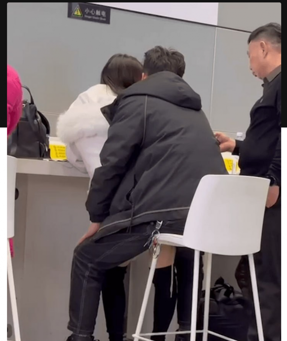 高铁站手机充电区 妹子用屁股勾引男朋友 男友不甘示弱 当众掏出大宝贝 公共场合开干