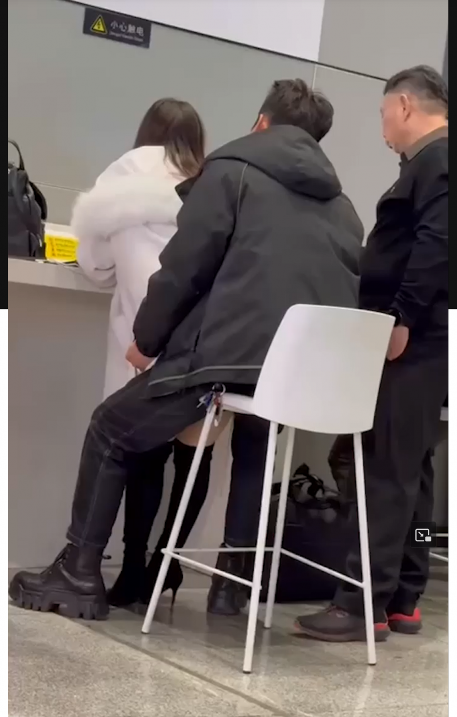 高铁站手机充电区 妹子用屁股勾引男朋友 男友不甘示弱 当众掏出大宝贝 公共场合开干