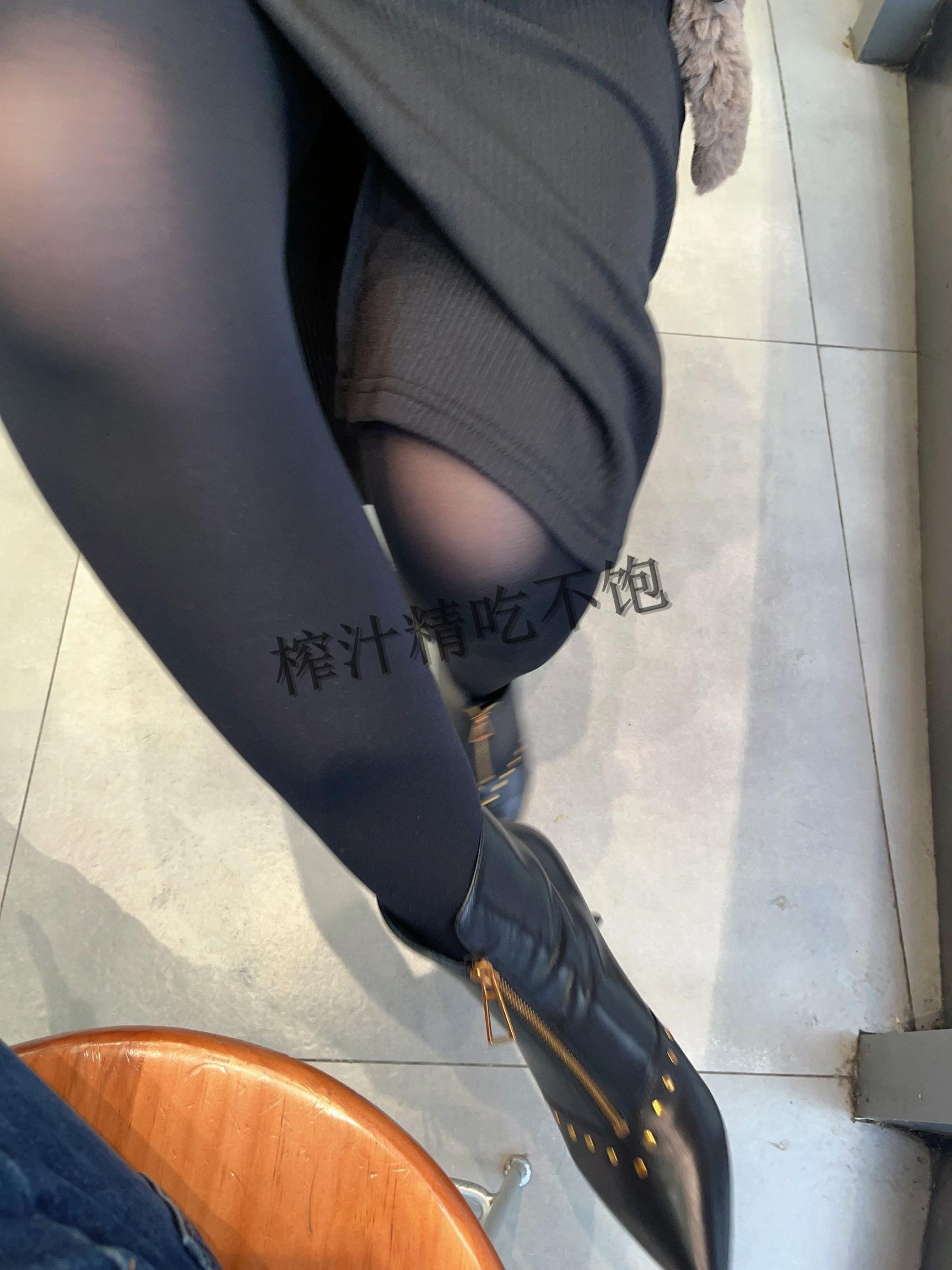 圣诞节前更新一个,可怜的小骚骚榨汁精最近郁闷的很,闲鱼被骗钱,某博还被封,户外露出