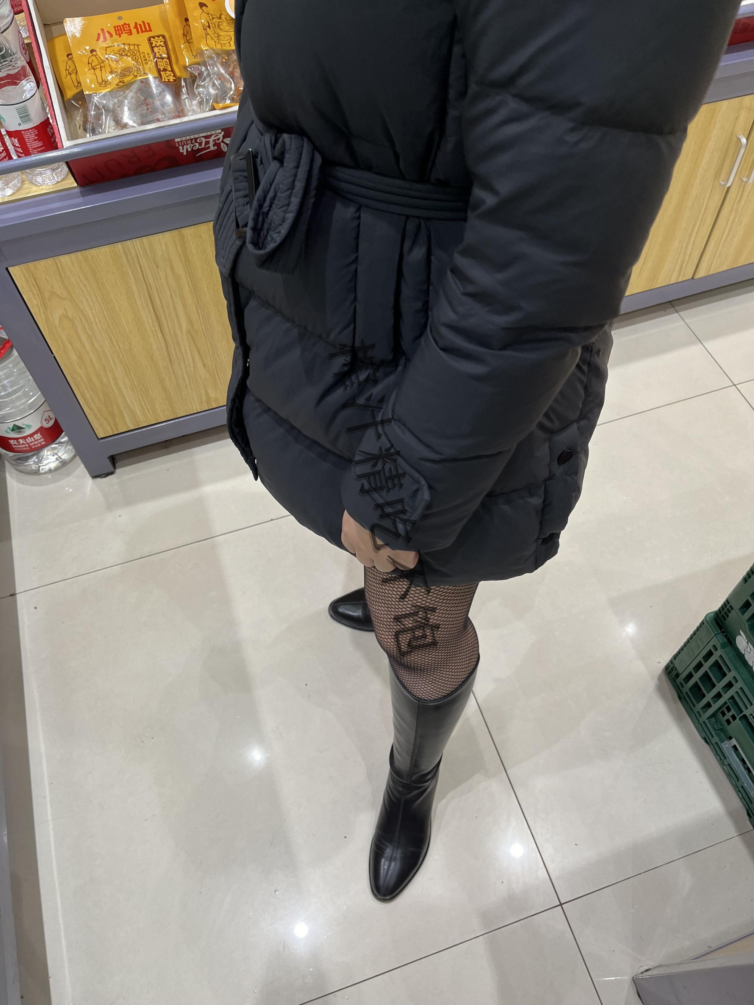 圣诞节前更新一个,可怜的小骚骚榨汁精最近郁闷的很,闲鱼被骗钱,某博还被封,户外露出