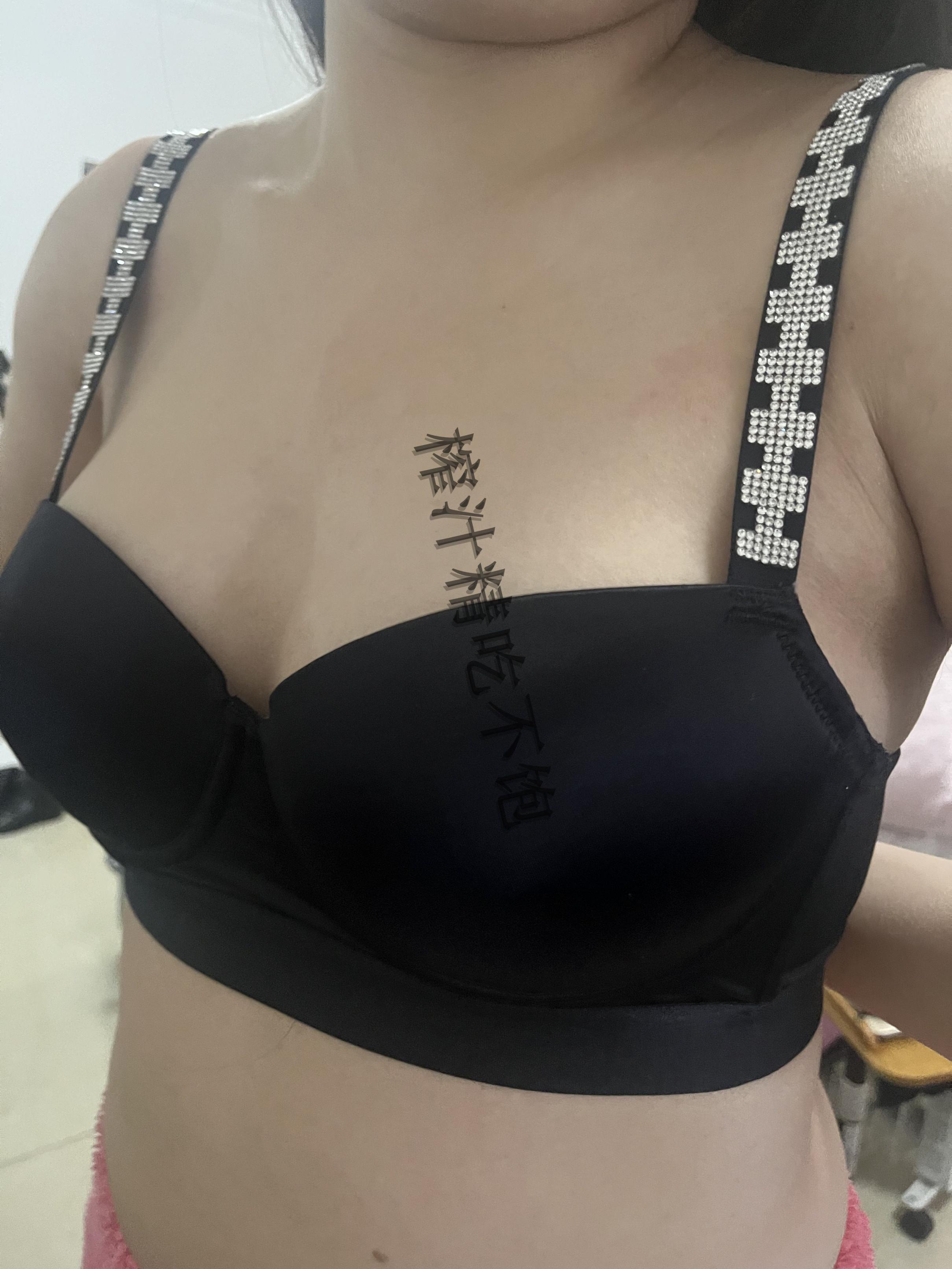 圣诞节前更新一个,可怜的小骚骚榨汁精最近郁闷的很,闲鱼被骗钱,某博还被封,户外露出