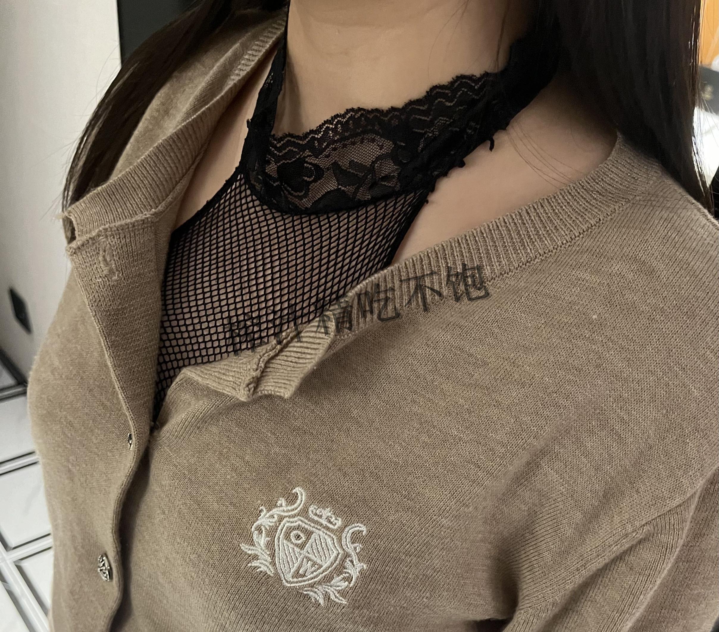 圣诞节前更新一个,可怜的小骚骚榨汁精最近郁闷的很,闲鱼被骗钱,某博还被封,户外露出