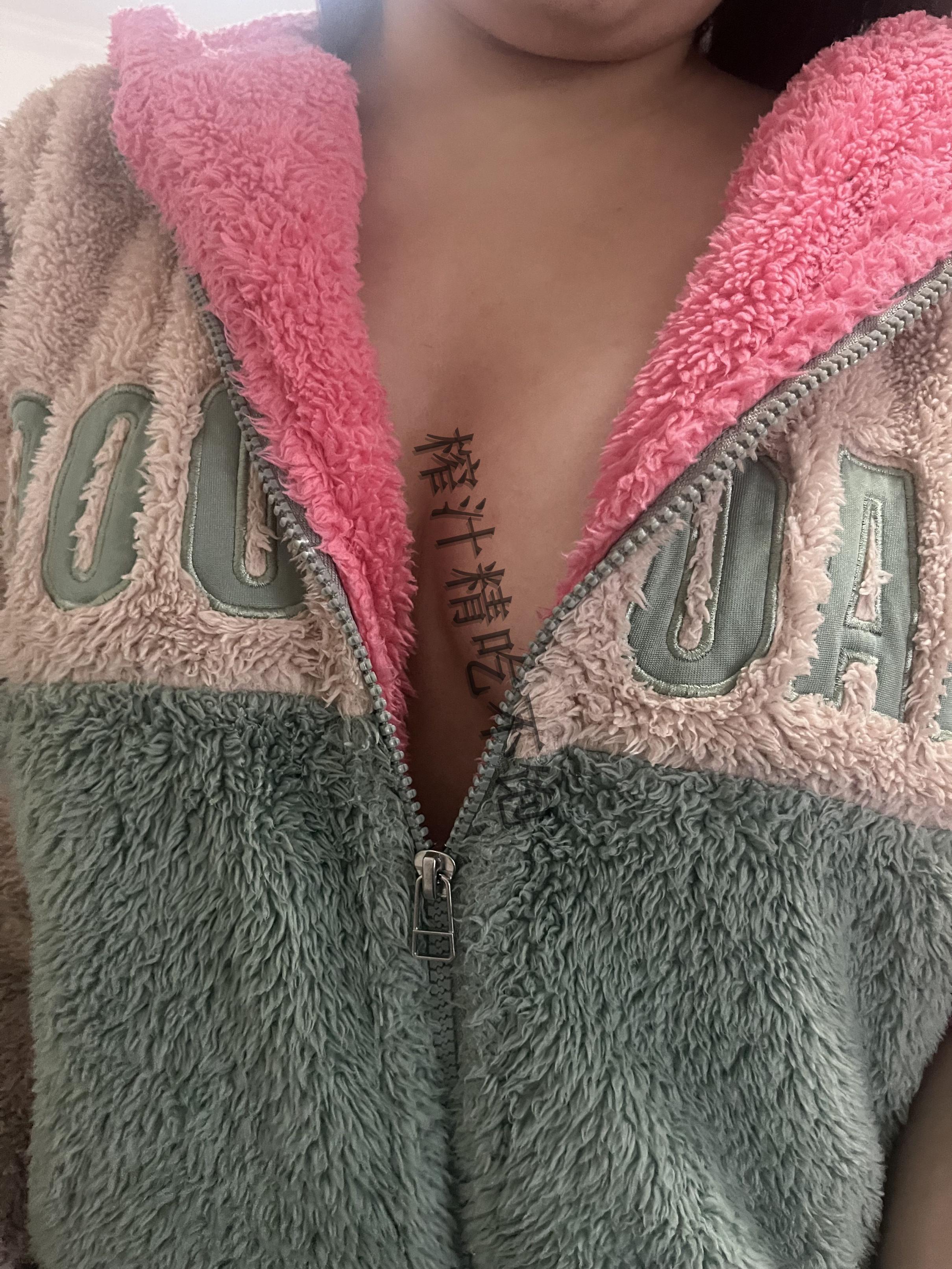 圣诞节前更新一个,可怜的小骚骚榨汁精最近郁闷的很,闲鱼被骗钱,某博还被封,户外露出