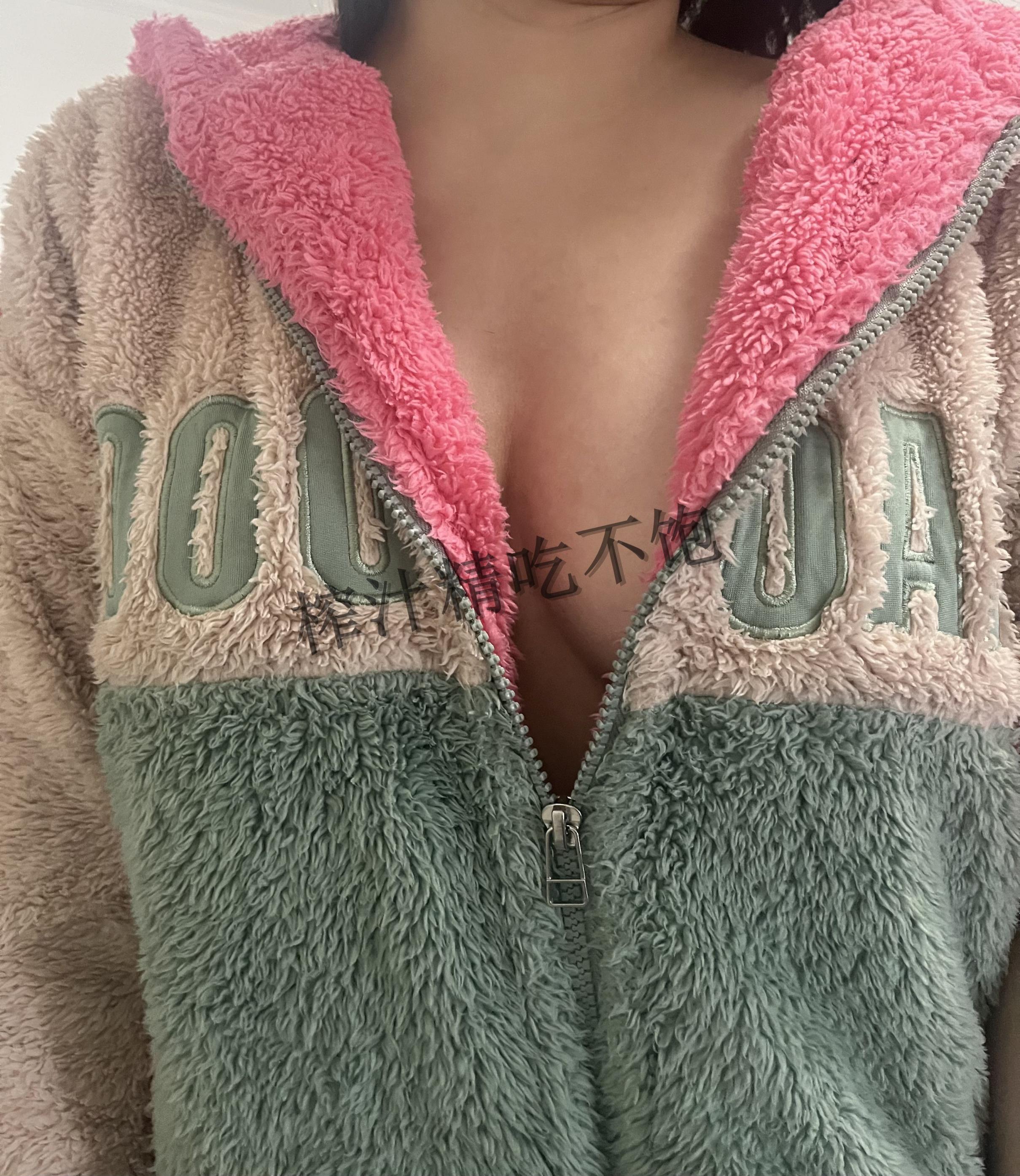 圣诞节前更新一个,可怜的小骚骚榨汁精最近郁闷的很,闲鱼被骗钱,某博还被封,户外露出