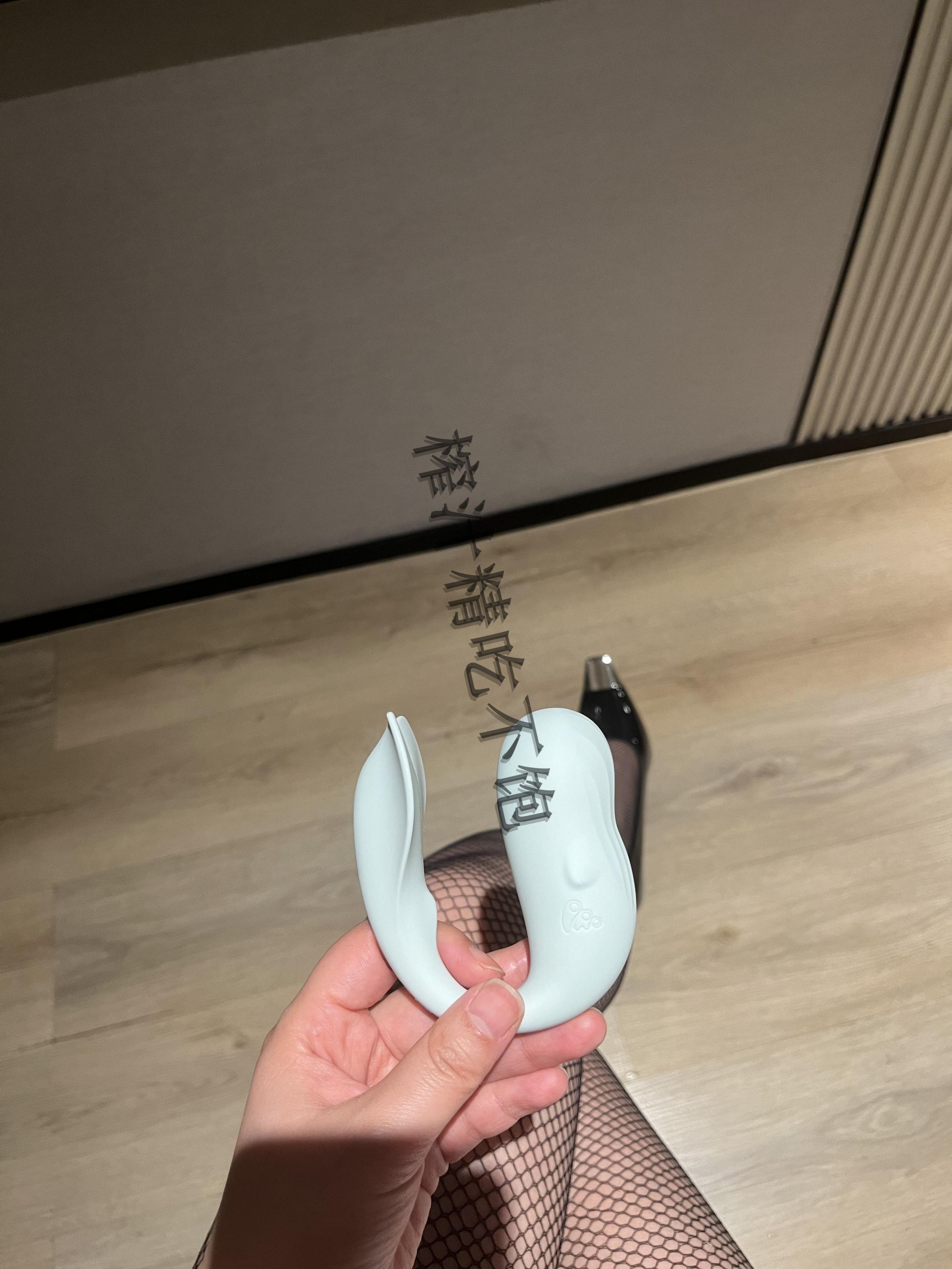 圣诞节前更新一个,可怜的小骚骚榨汁精最近郁闷的很,闲鱼被骗钱,某博还被封,户外露出