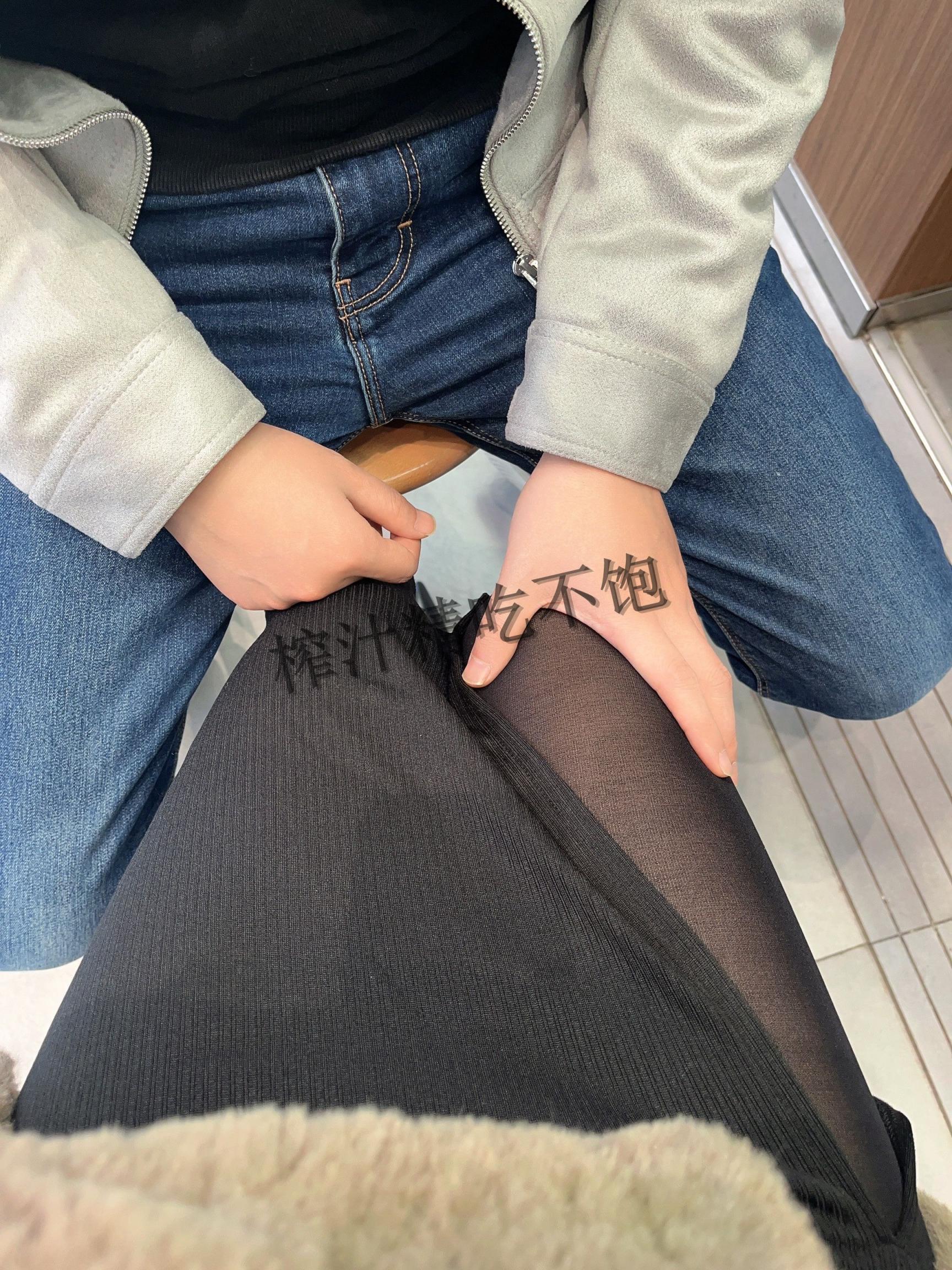 圣诞节前更新一个,可怜的小骚骚榨汁精最近郁闷的很,闲鱼被骗钱,某博还被封,户外露出