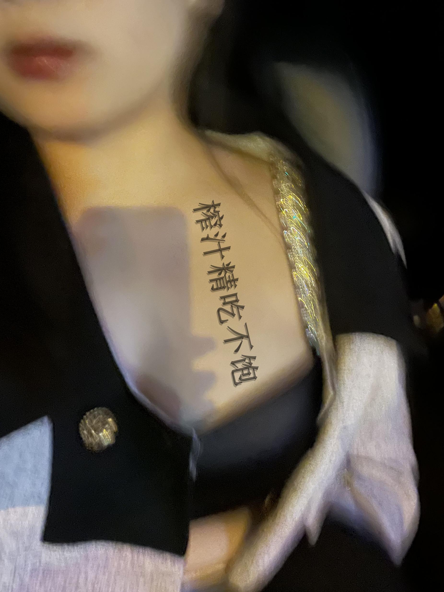 圣诞节前更新一个,可怜的小骚骚榨汁精最近郁闷的很,闲鱼被骗钱,某博还被封,户外露出