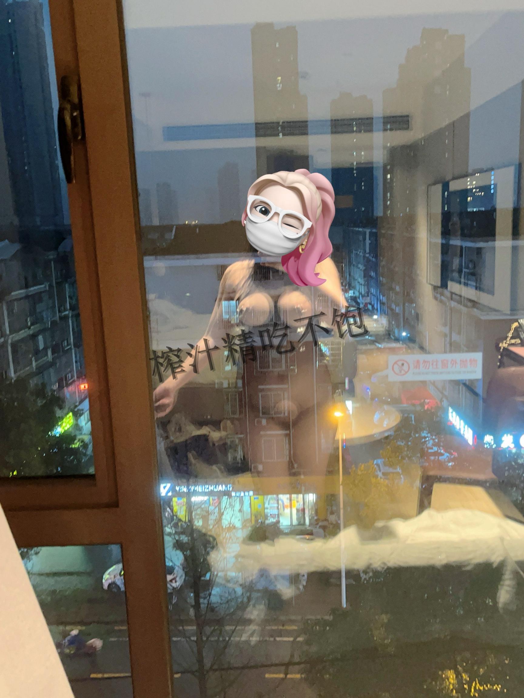 圣诞节前更新一个,可怜的小骚骚榨汁精最近郁闷的很,闲鱼被骗钱,某博还被封,户外露出