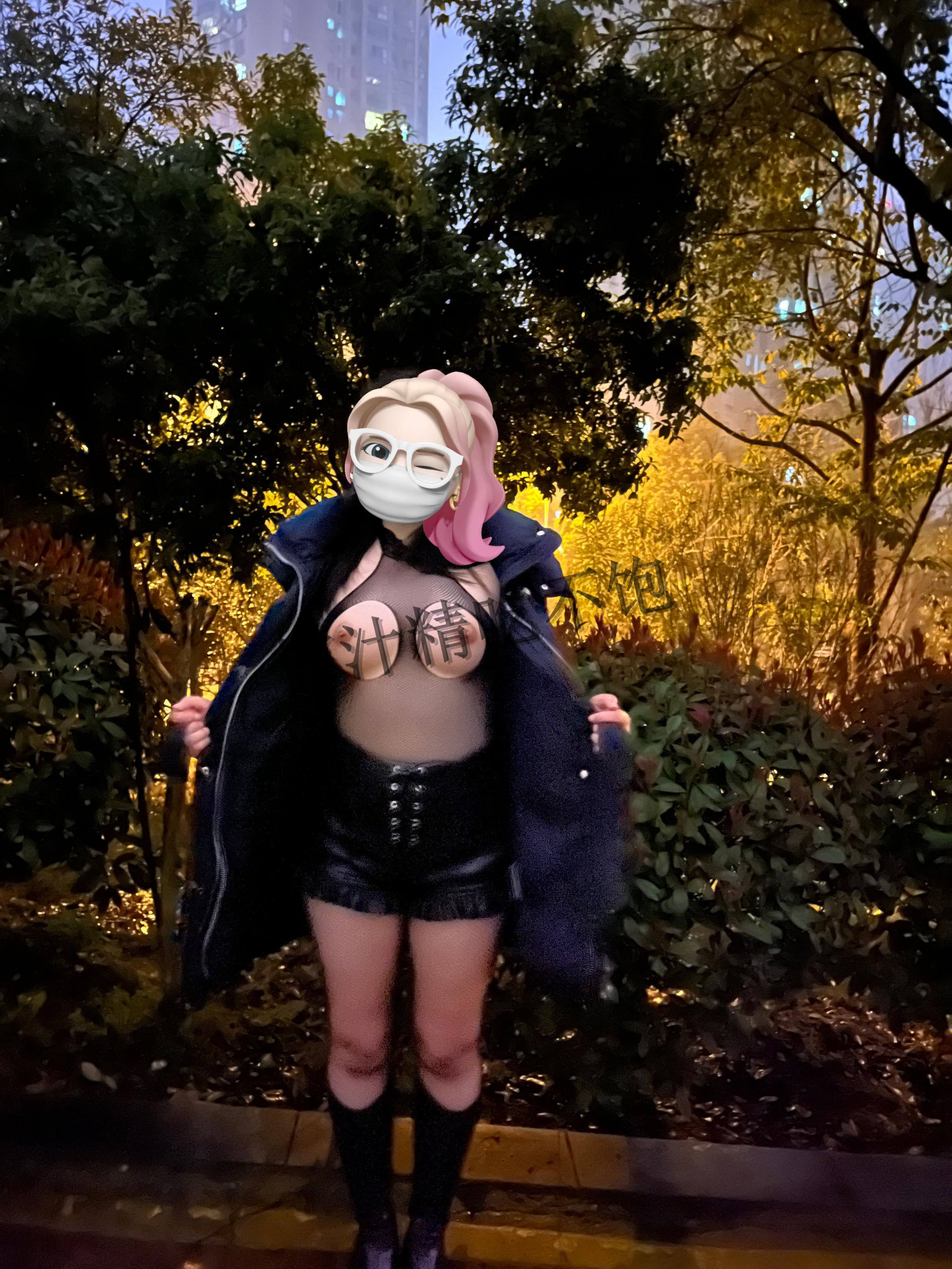 圣诞节前更新一个,可怜的小骚骚榨汁精最近郁闷的很,闲鱼被骗钱,某博还被封,户外露出