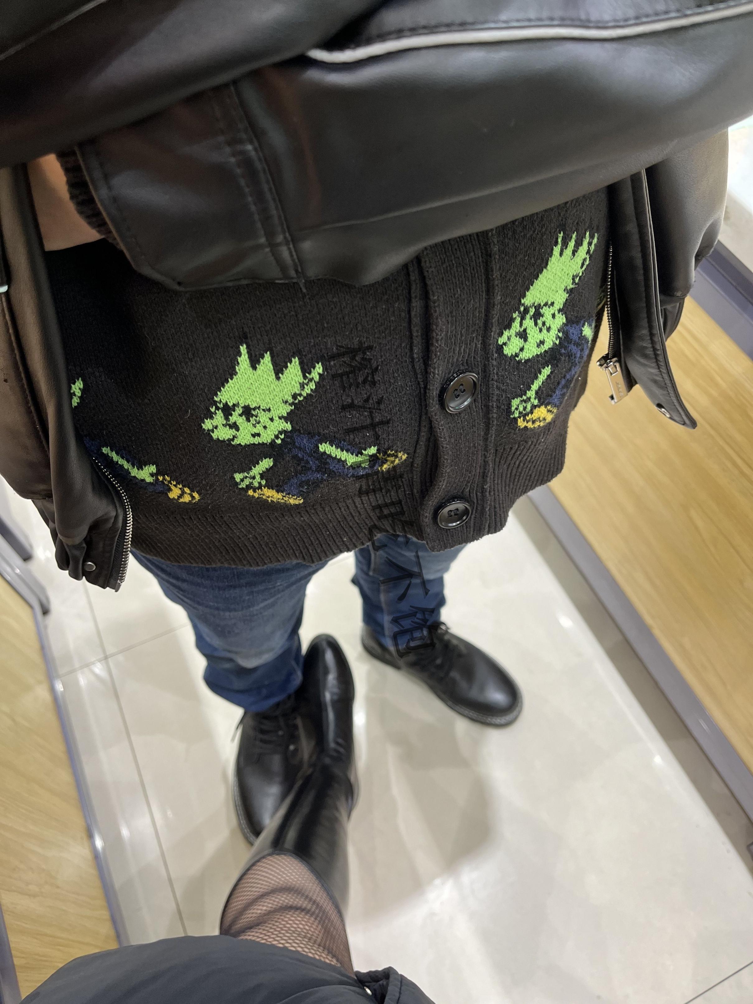 圣诞节前更新一个,可怜的小骚骚榨汁精最近郁闷的很,闲鱼被骗钱,某博还被封,户外露出