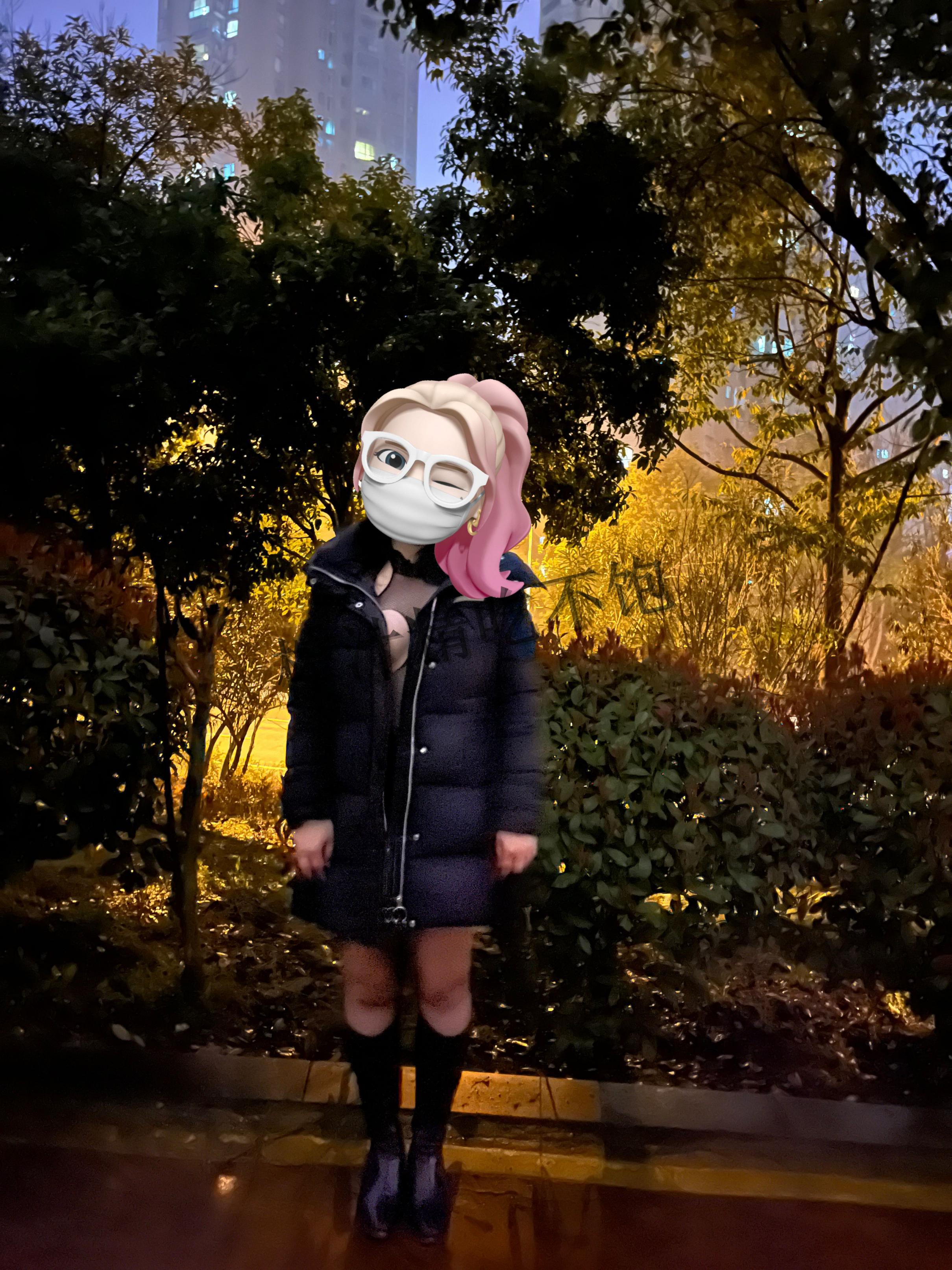 圣诞节前更新一个,可怜的小骚骚榨汁精最近郁闷的很,闲鱼被骗钱,某博还被封,户外露出