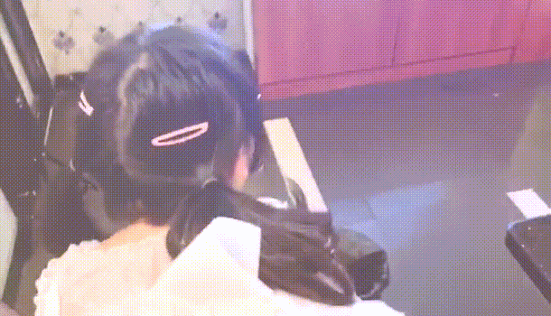 清纯可爱小母狗嫩妹⚡KTV篇 肉嘟嘟可爱粉嫩小穴湿粘淫汁，被主人爸爸抓着头发用力的插入她的骚逼