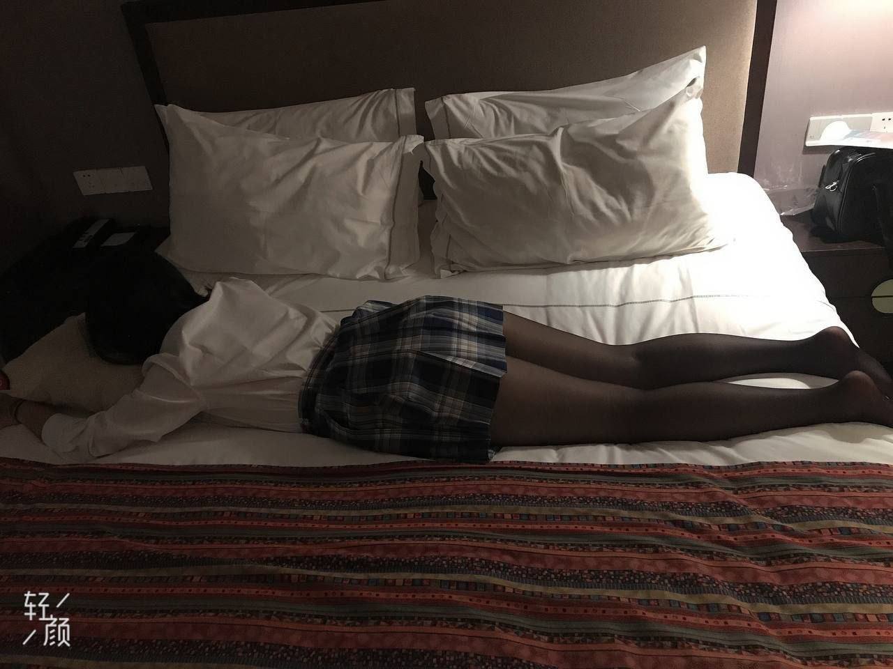 江苏省港口集团管理员蒋钊颖 长相清纯的骚母狗为了评优 主动献身领导充当领导的性爱玩具！