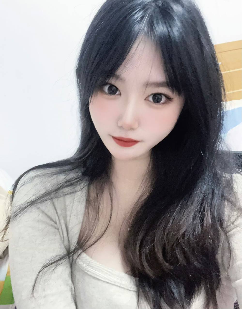 广东财经大学 校鸡公交车袁雨婷 下海卖批 明码标价一次900 包夜2500 童叟无欺还可以玩3P！