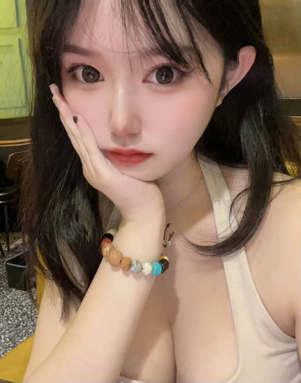 广东财经大学 校鸡公交车袁雨婷 下海卖批 明码标价一次900 包夜2500 童叟无欺还可以玩3P！