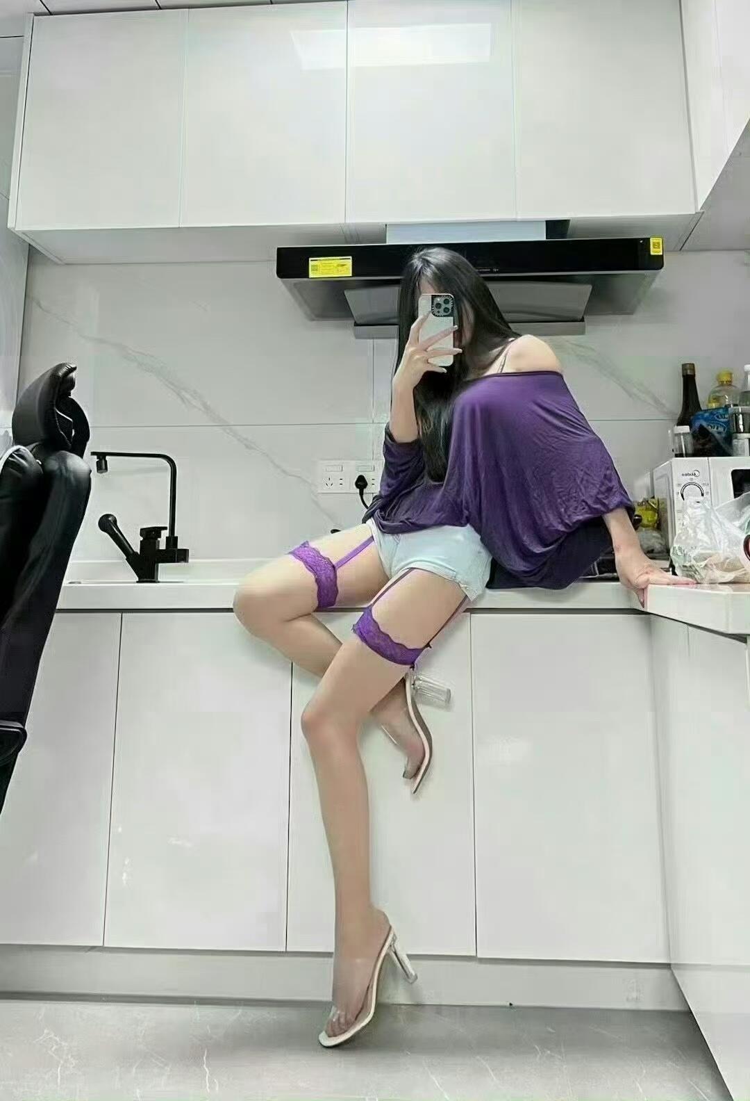 丝滑诱惑 美腿与丝袜的极致邂逅