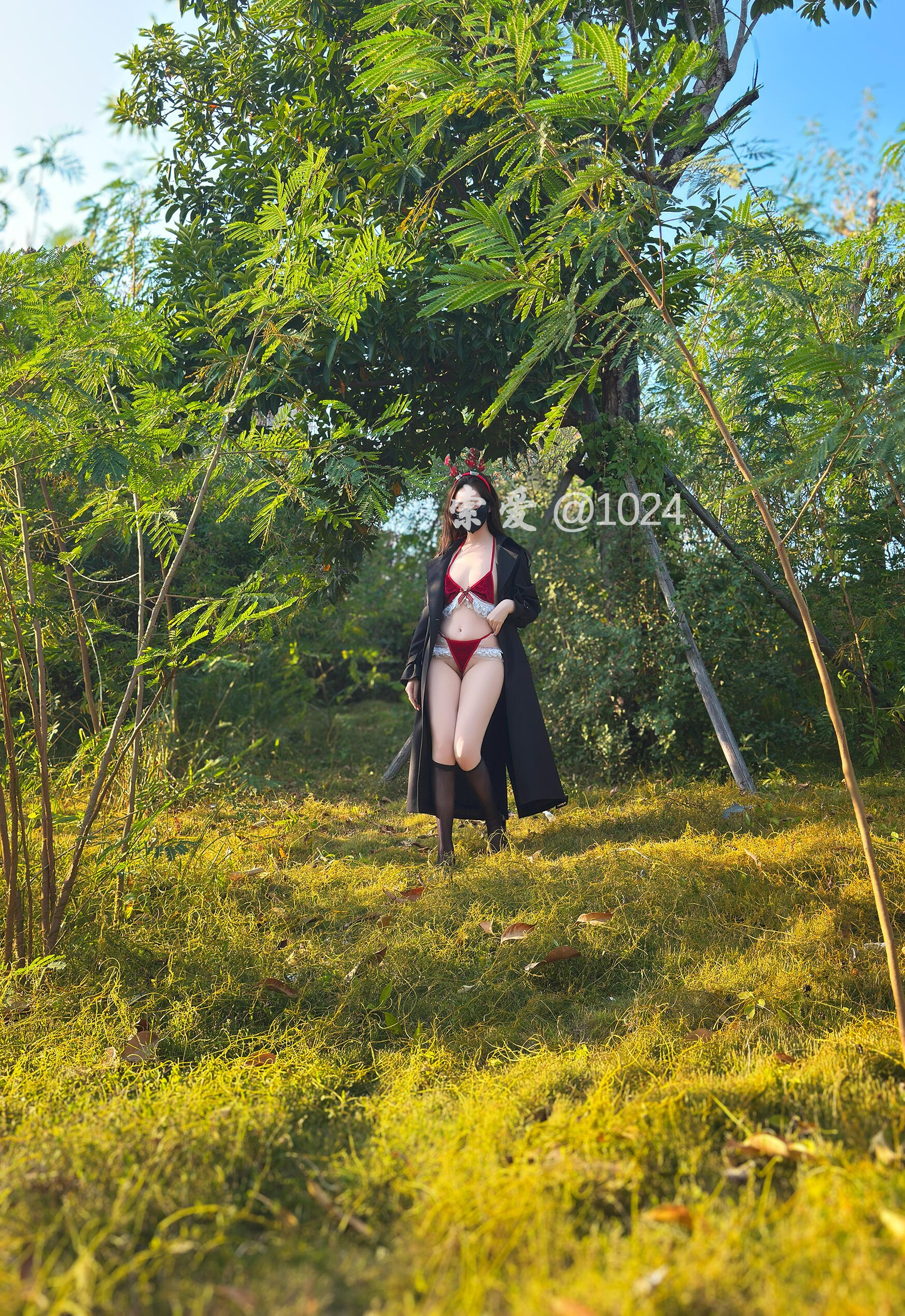 美人妻在室外展示雪白酮体送祝福，圣诞快乐！