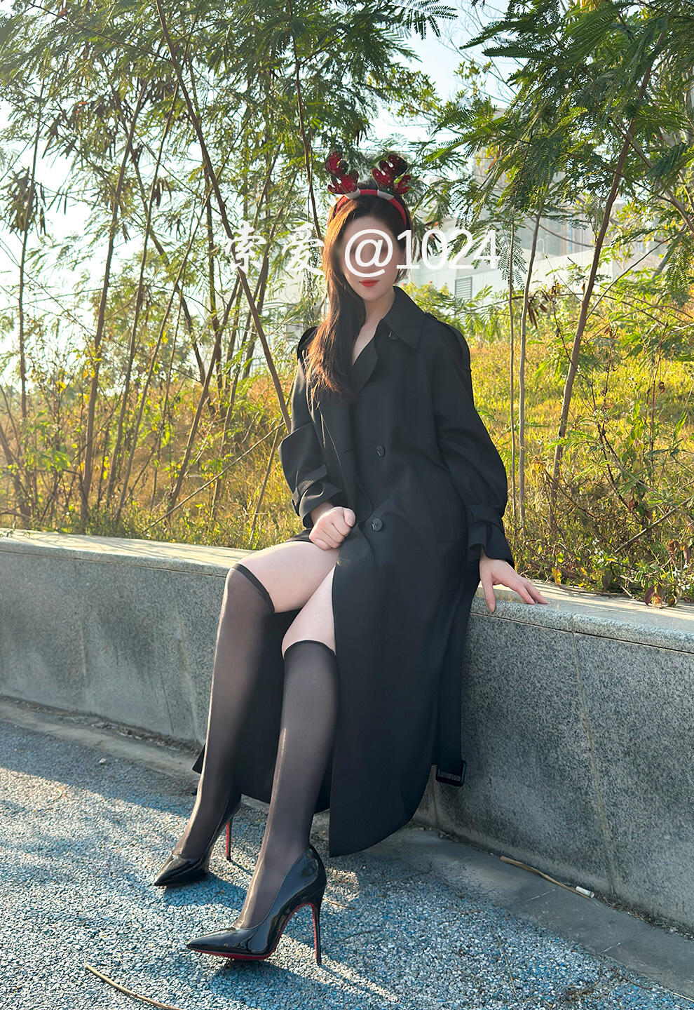 美人妻在室外展示雪白酮体送祝福，圣诞快乐！