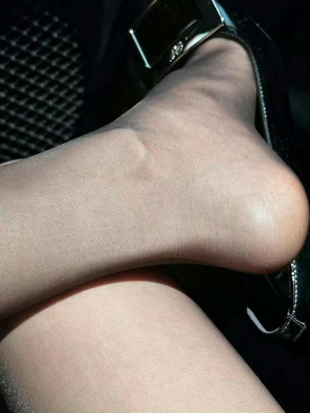 丝滑诱惑 美腿与丝袜的极致邂逅