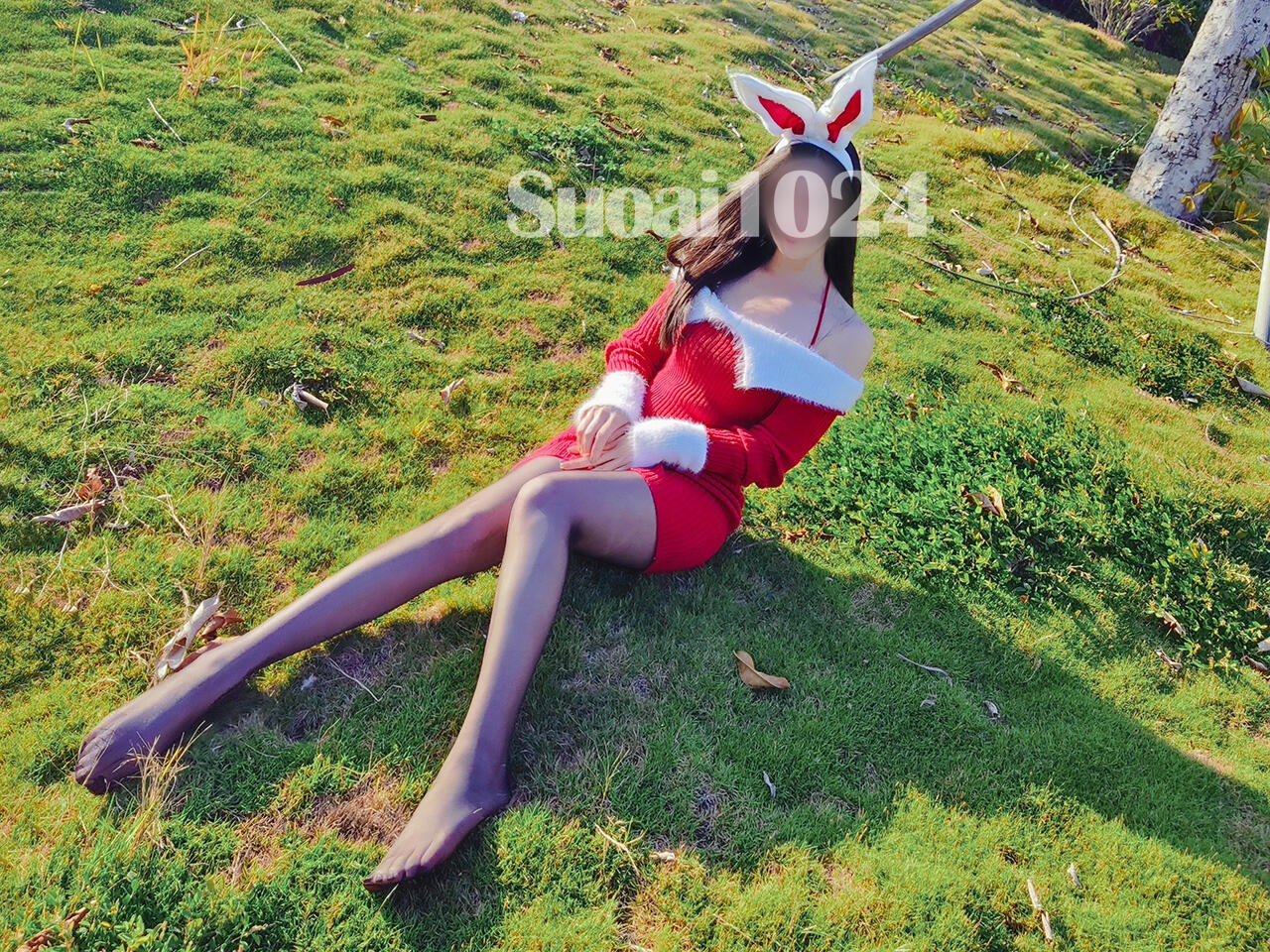 美人妻在室外展示雪白酮体送祝福，圣诞快乐！