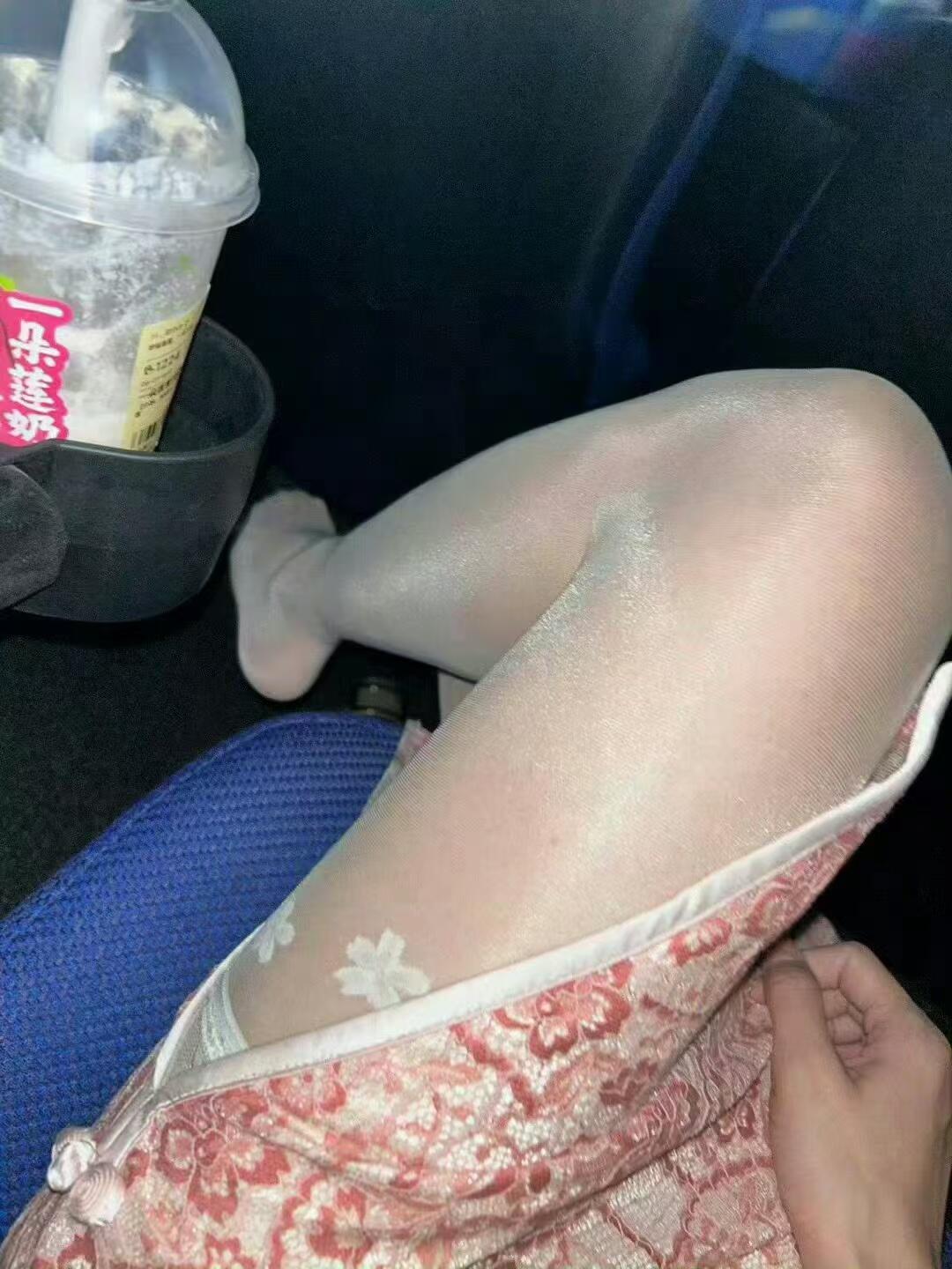 丝滑诱惑 美腿与丝袜的极致邂逅