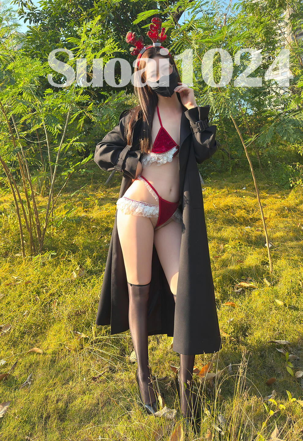 美人妻在室外展示雪白酮体送祝福，圣诞快乐！