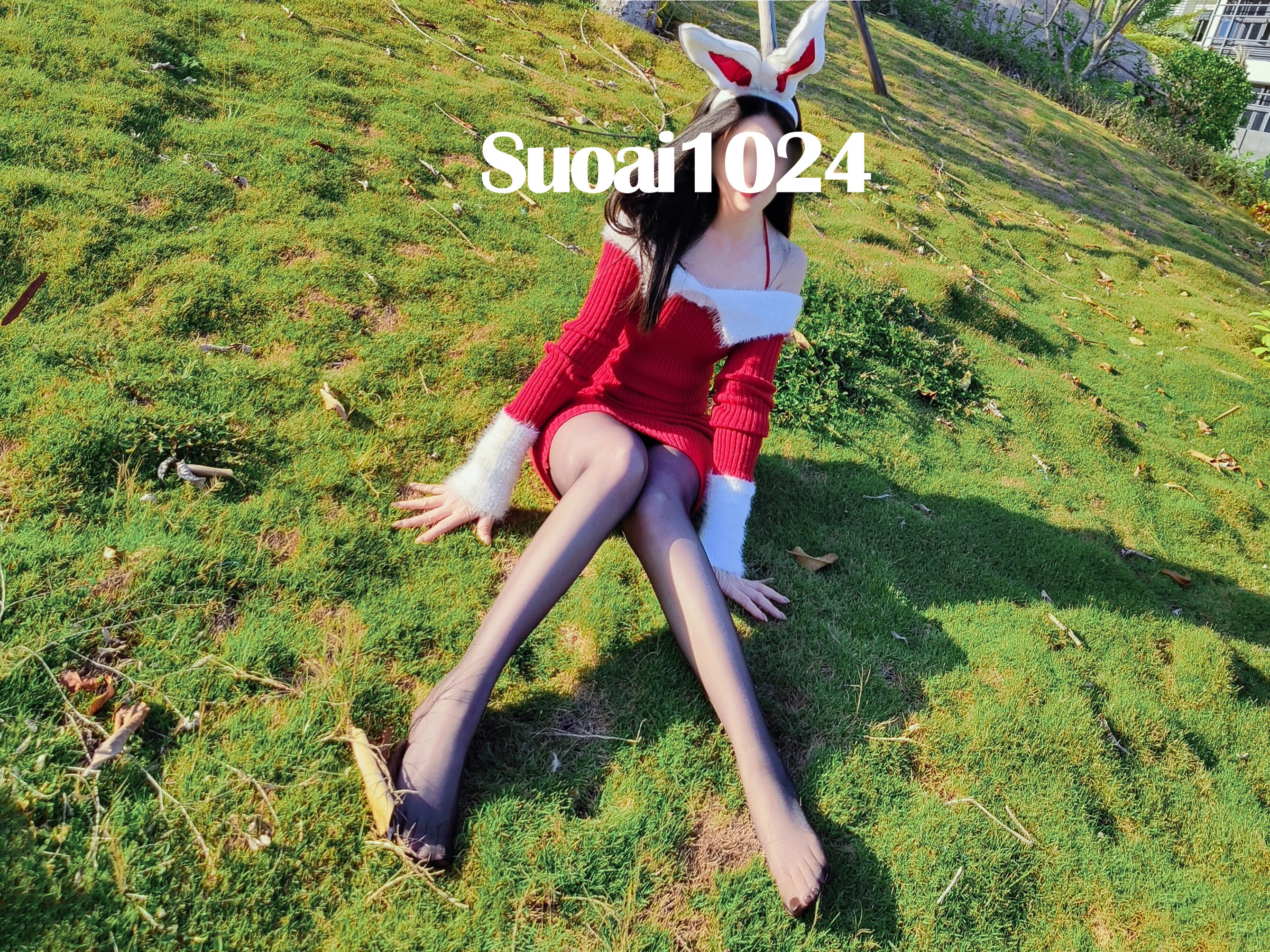 美人妻在室外展示雪白酮体送祝福，圣诞快乐！