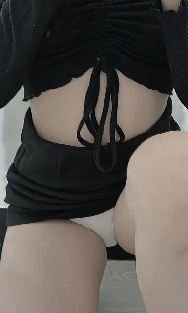 嘻嘻，哀人型性感小女生为了隔壁帅帅大男孩主动出击，超香的~