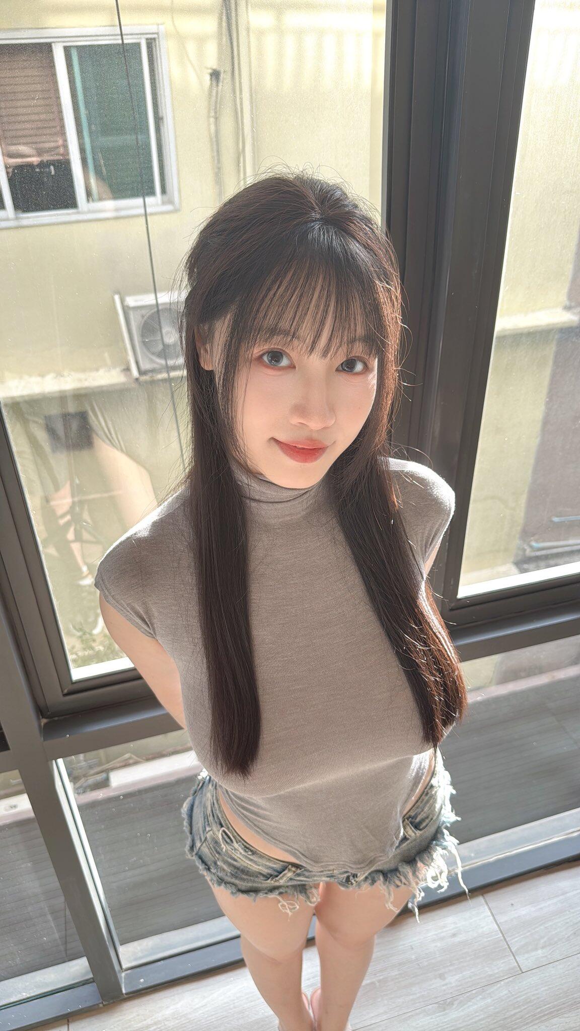 嘻嘻，哀人型性感小女生为了隔壁帅帅大男孩主动出击，超香的~