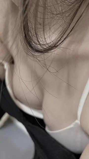 嘻嘻，哀人型性感小女生为了隔壁帅帅大男孩主动出击，超香的~