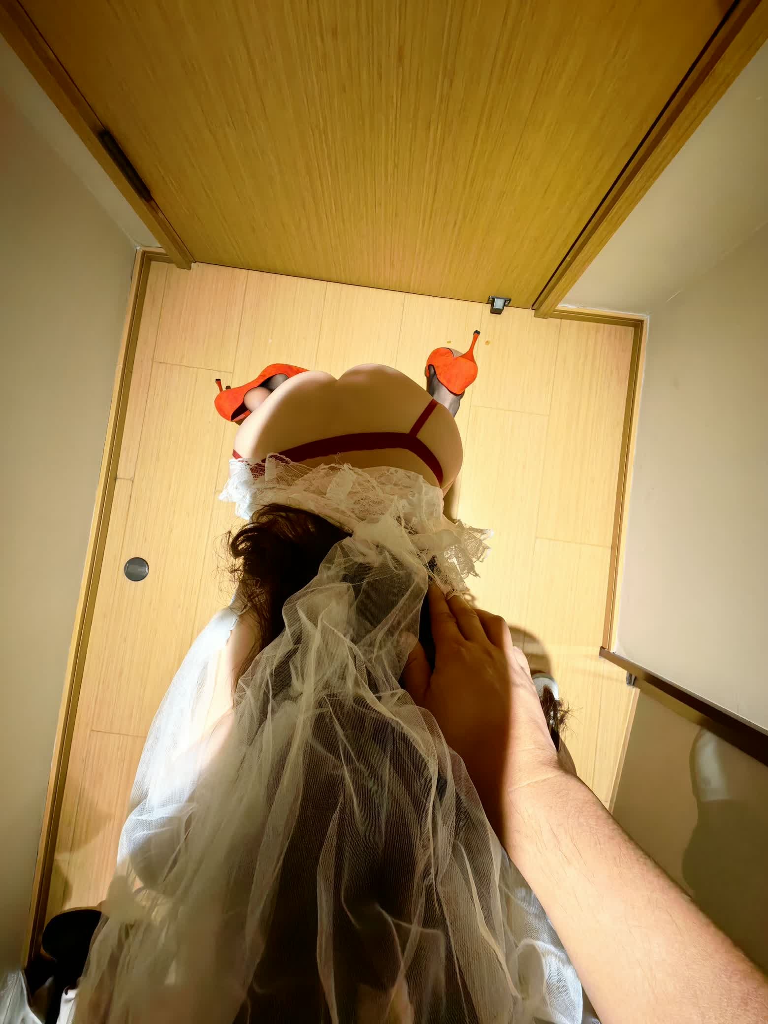 临近新年,小母狗生日穿婚纱发骚,被主人尽情玩弄