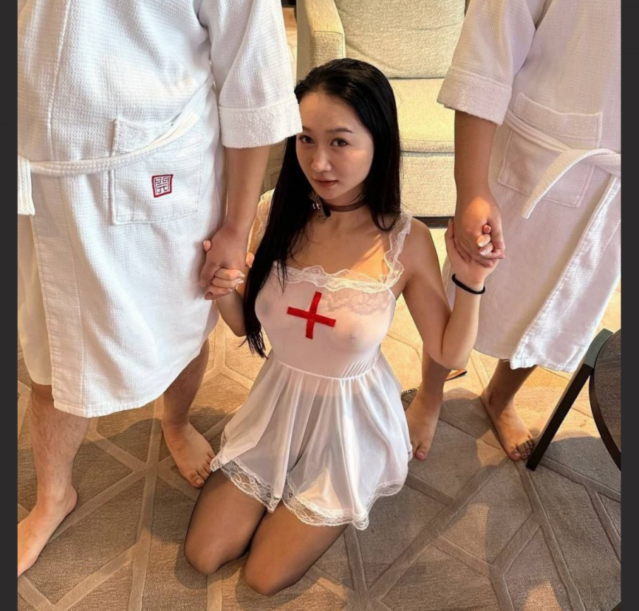 黑丝长腿少妇发骚！求着老公找单男3p！虐玩鞭打调教！这对夫妻玩的太变态啦～