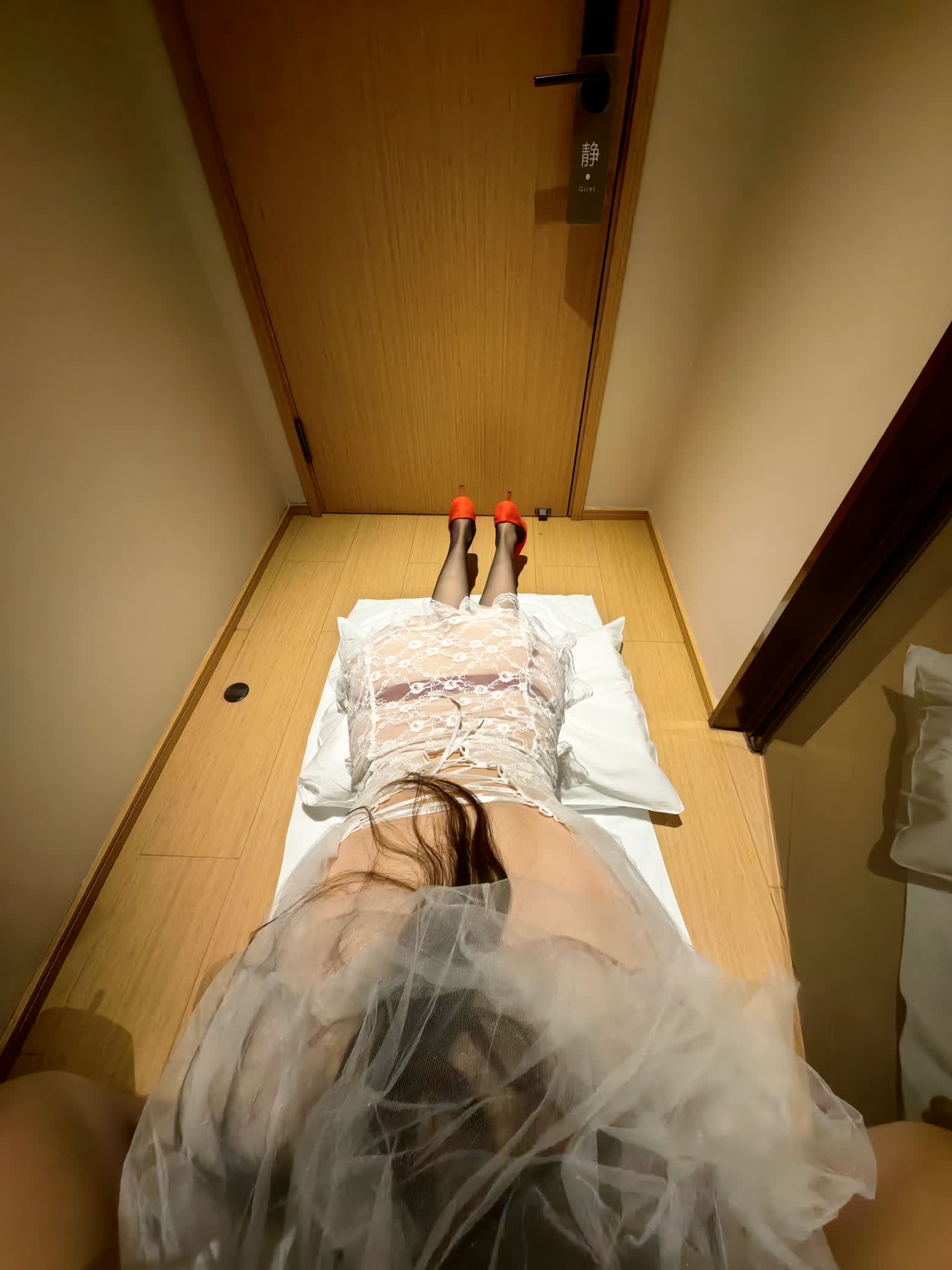 临近新年,小母狗生日穿婚纱发骚,被主人尽情玩弄