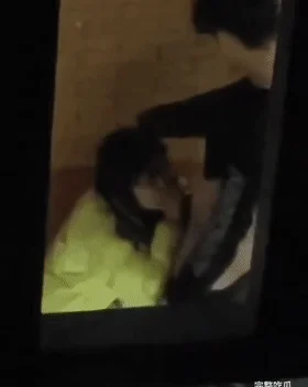 广西建设职业技术学院情侣校园野战女友蹲地口交❤️大学生真的是太会玩了！