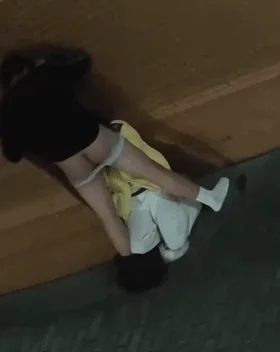 广西建设职业技术学院情侣校园野战女友蹲地口交❤️大学生真的是太会玩了！