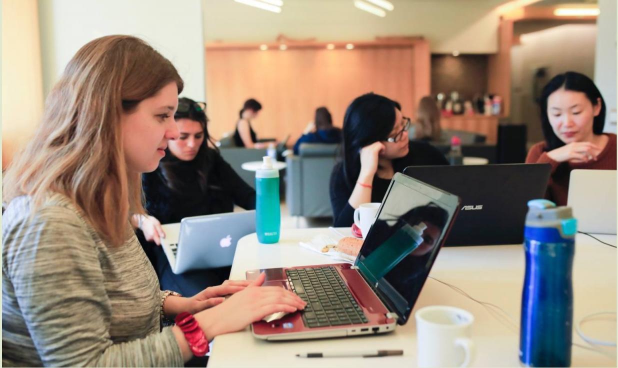 【外贸公司女高管】,工作的时候高冷认真,床上反差超级大,全程完美露脸,爽到翻白眼