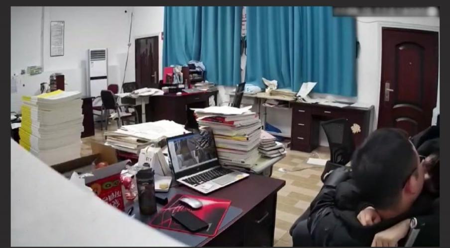四川达州铭仁园高仲男老师跟学生在办公室调情 女学生亲吻男老师现场视频曝光