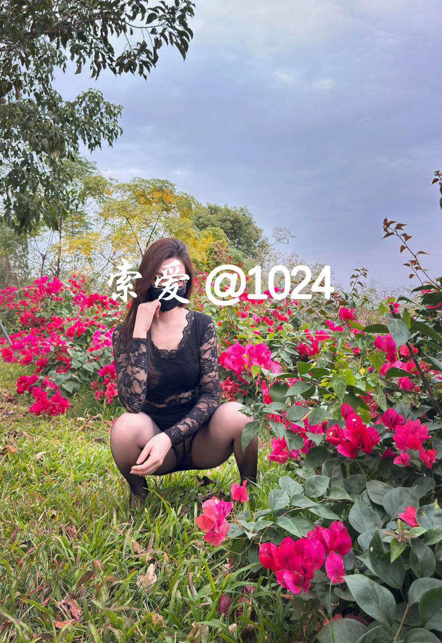 元旦快乐!美人妻在路边摆出各种姿势诱惑路过的车辆