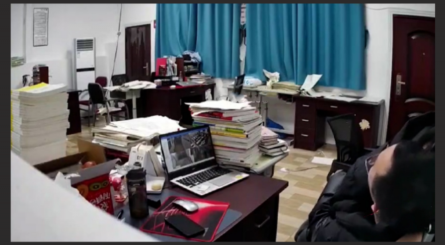 四川达州铭仁园高仲男老师跟学生在办公室调情 女学生亲吻男老师现场视频曝光