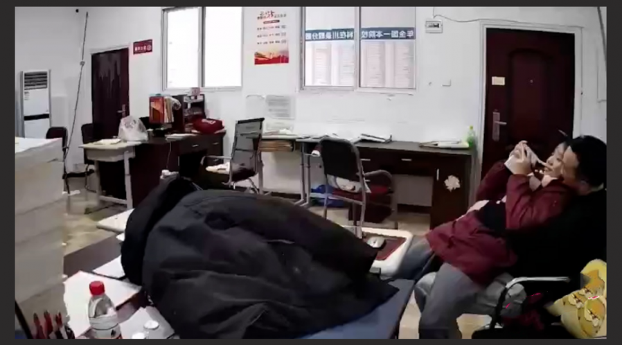 四川达州铭仁园高仲男老师跟学生在办公室调情 女学生亲吻男老师现场视频曝光